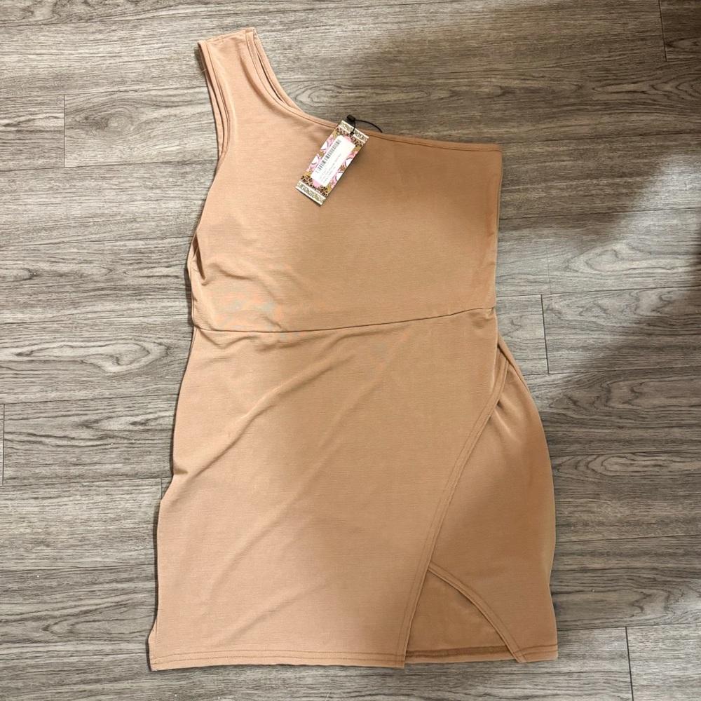 NWT boohoo tan one shoulder mini dress with slit - US size 10